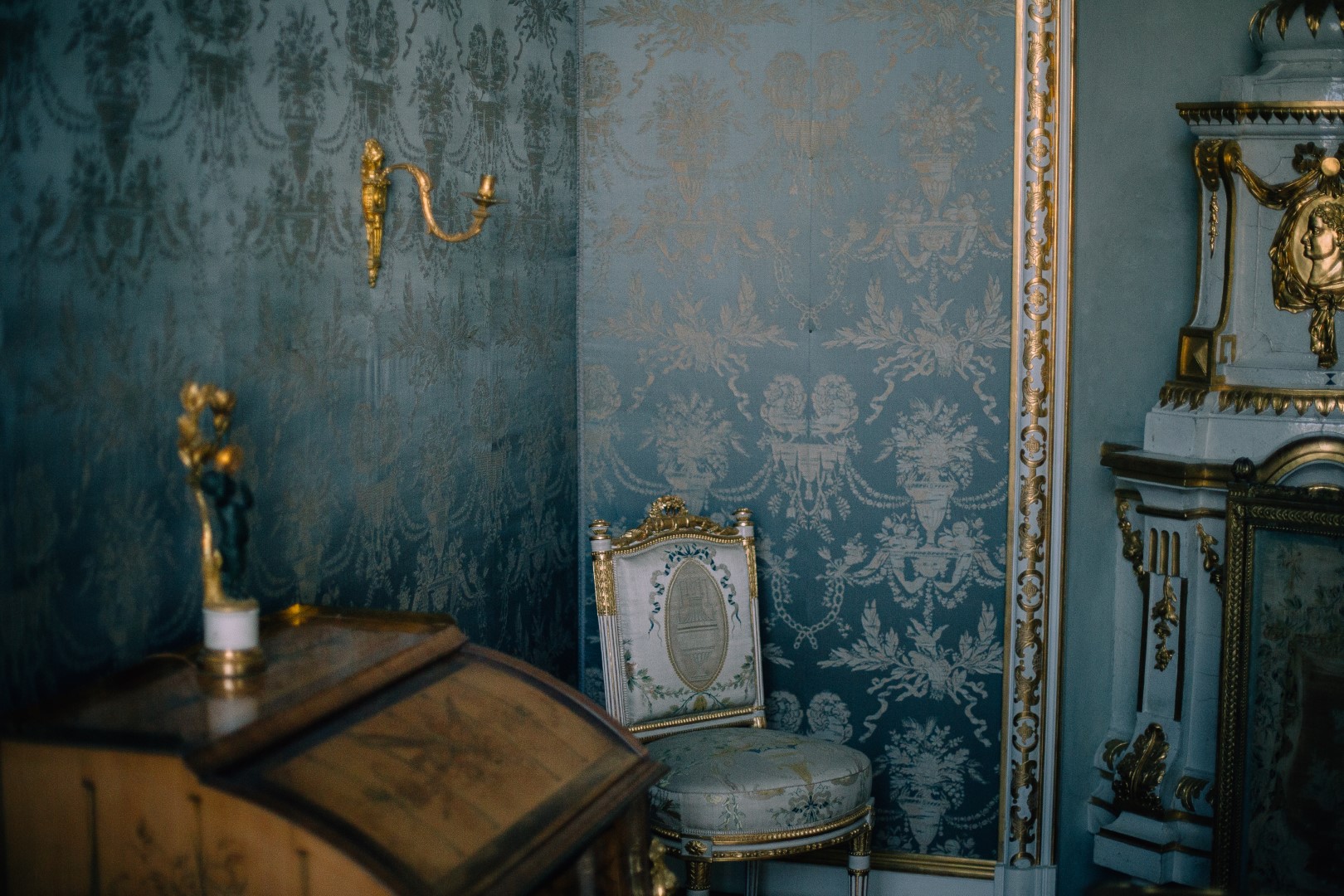 Featured image for Victorian Principals and the Academic Movement - depicts the interior of a Victorian home with ornate features